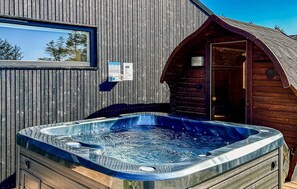 Outdoor spa tub - Lovely home in Saltum with sauna (Saltum)