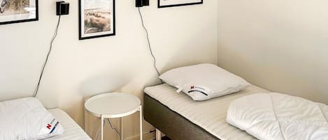 Travel crib, free WiFi