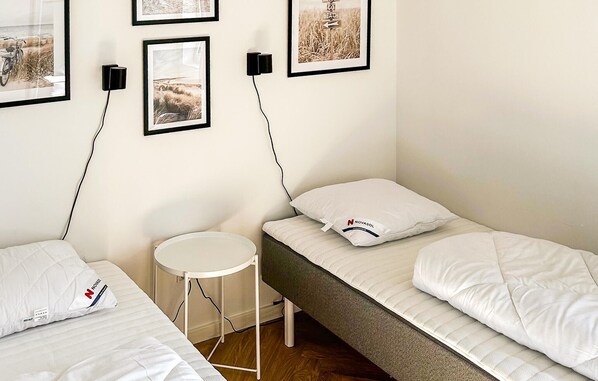 Travel cot, free WiFi