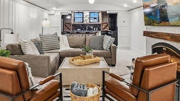 Televisión, chimenea, futbolito y tenis de mesa