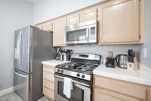 Réfrigérateur, four à micro-ondes, un four, surface de cuisson