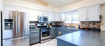 Chapala Court: 3BD/2BA w/ Fire Pit & Hot Tub