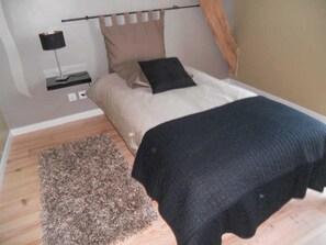 10 عدّة غرف نوم وسرير سفر وواي فاي مجانًا