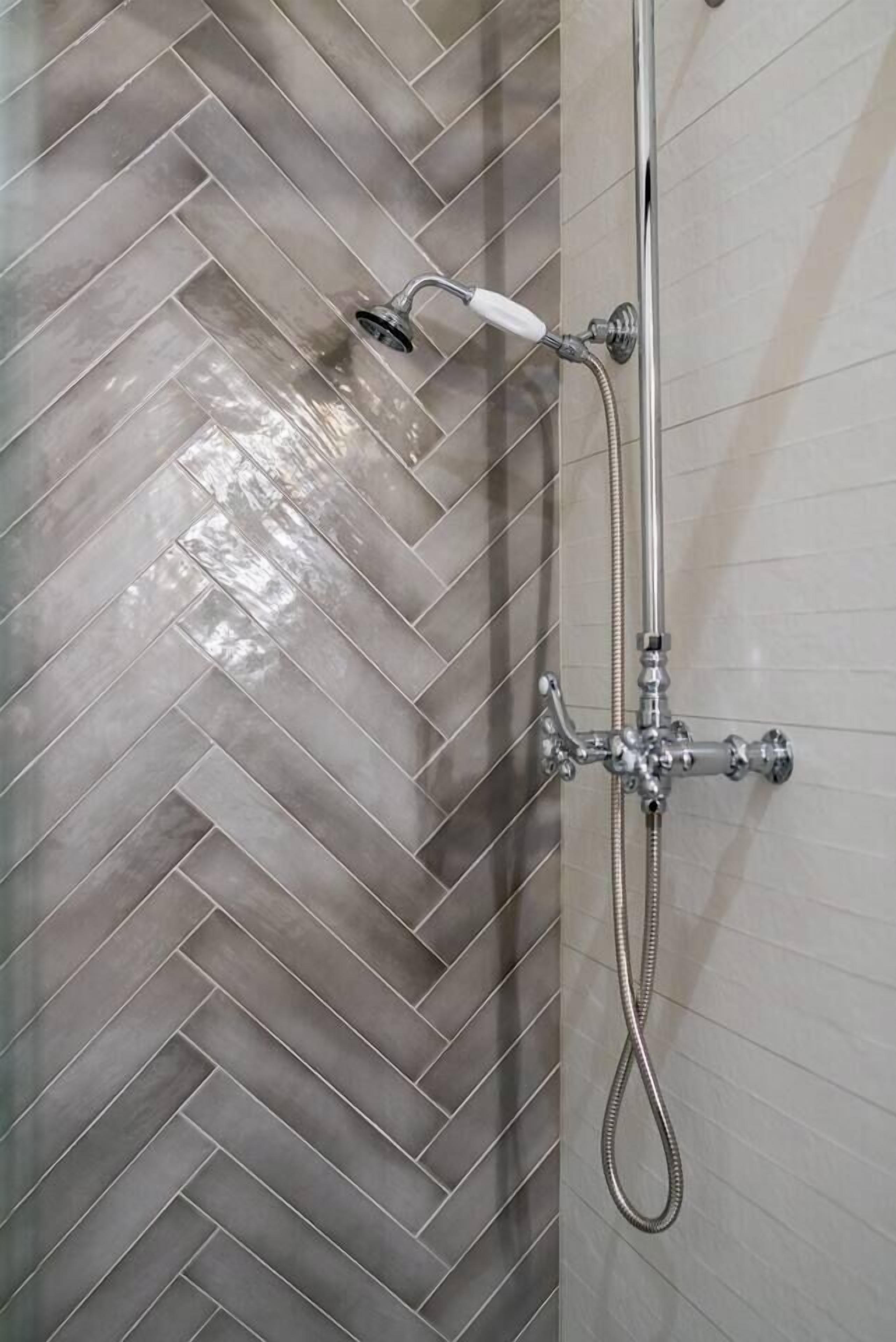 Regadera, secadora de cabello, toallas, jabón 