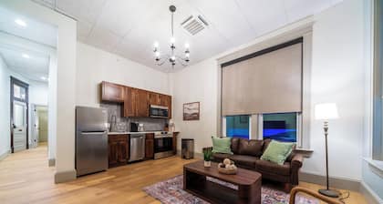 The Library - Luxury 2-Bedroom Apartment in Downtown Sedalia