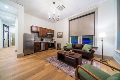 The Library - Luxury 2-Bedroom Apartment in Downtown Sedalia