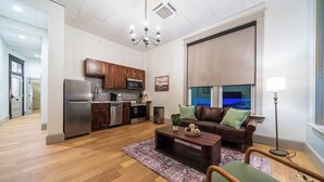 Un apartamento moderno con cocina, sala y un amplio ventanal con vistas.