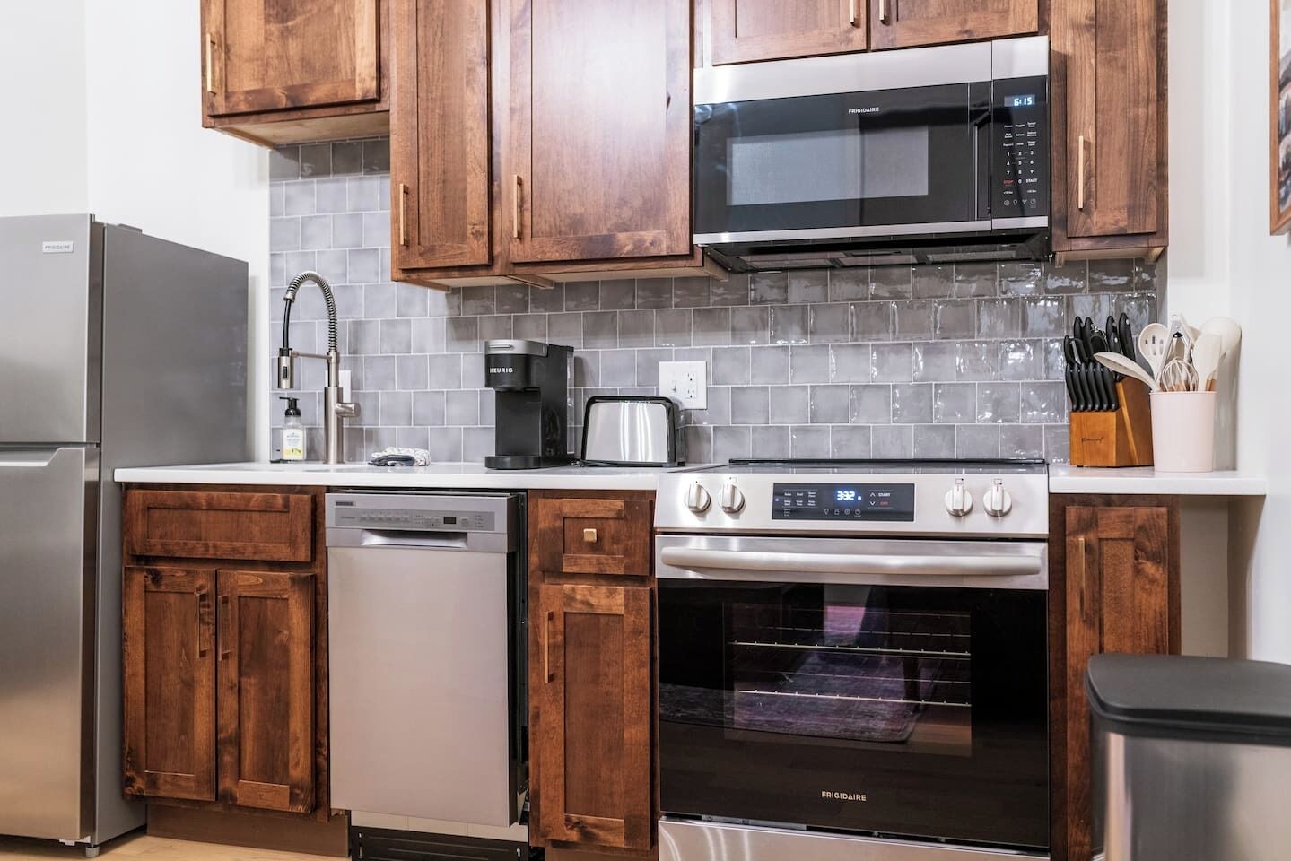 Refrigerador, microondas, horno y parrilla de estufa 