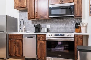 冰箱、微波炉、烤箱、炉灶