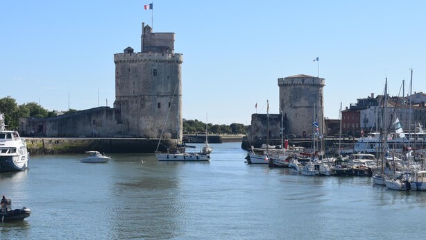 A historic castle with a tower, surrounded by a marina with various boats. - Amazing apartment in La Rochelle with WiFi (La Rochelle)