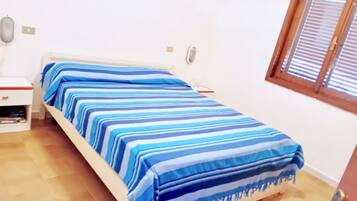 2 chambres, lit parapluie, draps fournis