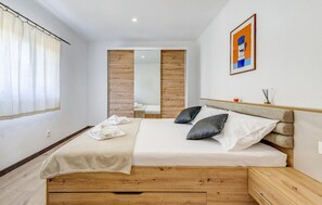 4 bedrooms, travel cot, free WiFi, bed sheets