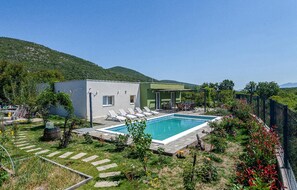 Pool - Awesome home in Zagvozd (Zagvozd)