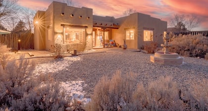 Casa Panorama~ Stunning Views~ Kiva Fireplace~ Hot Tub~ 8 mins to Plaza!