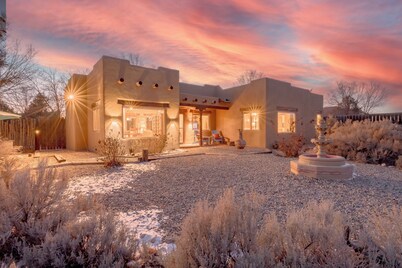 Casa Panorama~ Stunning Views~ Kiva Fireplace~ Hot Tub~ 8 mins to Plaza!