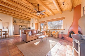 Smart-TV, Kamin, Bücher