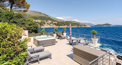 Blue Views Villa with Heated Pool & Jacuzzi