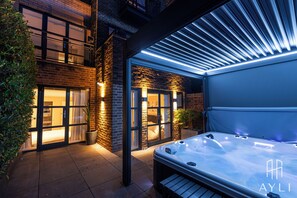 Suite 3A - Two Bedroom Apartment with Hot Tub | テラス / パティオ