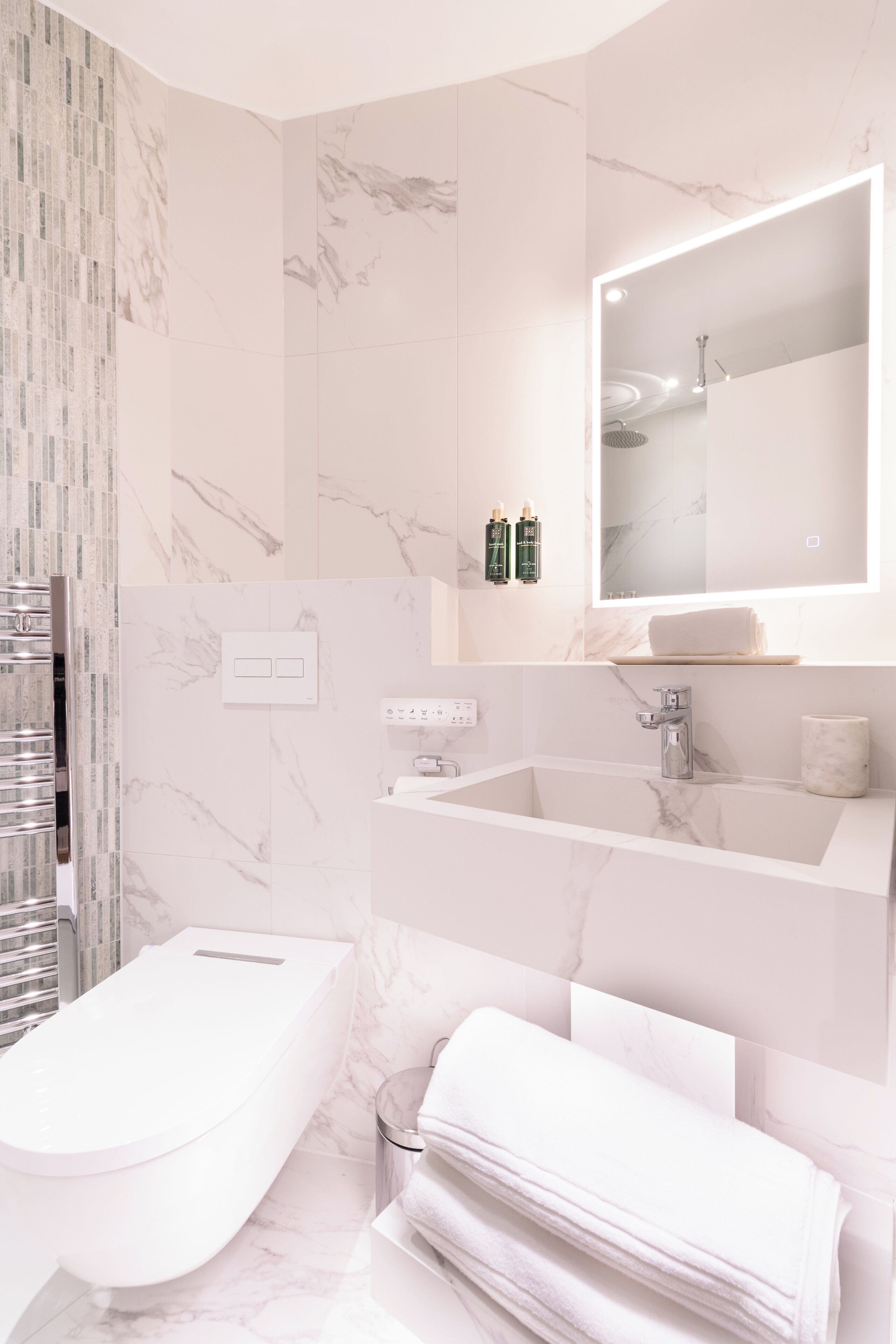 Suite 9 - Two Bedroom Apartment with Balcony | Badezimmer | Kostenlose Toilettenartikel, Haartrockner, Bademäntel, Hausschuhe