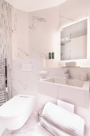 Suite 9 - Two Bedroom Apartment with Balcony | Baðherbergi | Snyrtivörur án endurgjalds, hárblásari, baðsloppar, inniskór