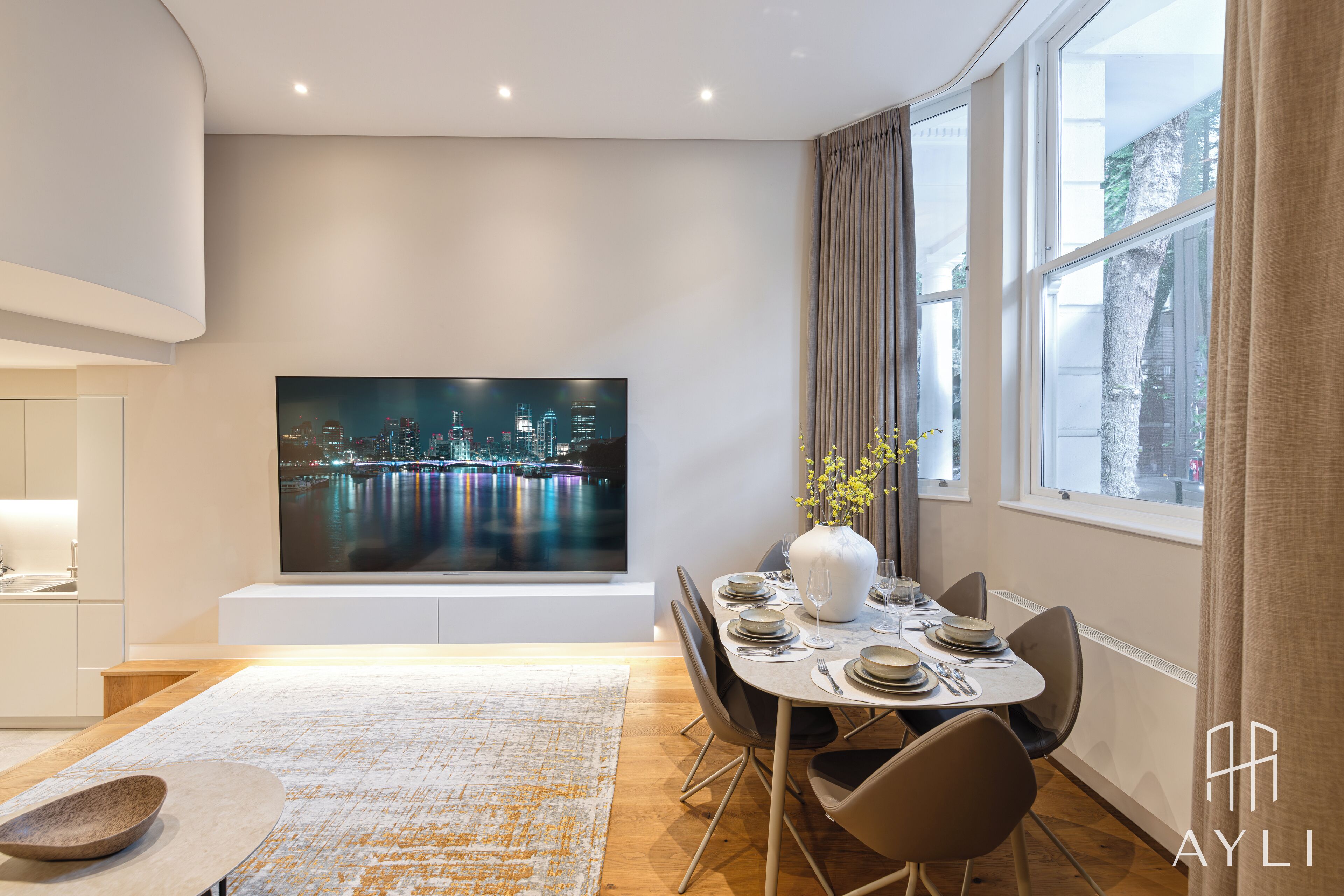 Suite 3A - Two Bedroom Apartment with Hot Tub | 거실 | 스마트 TV