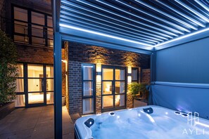 Suite 3A - Two Bedroom Apartment with Hot Tub | Terassi/patio