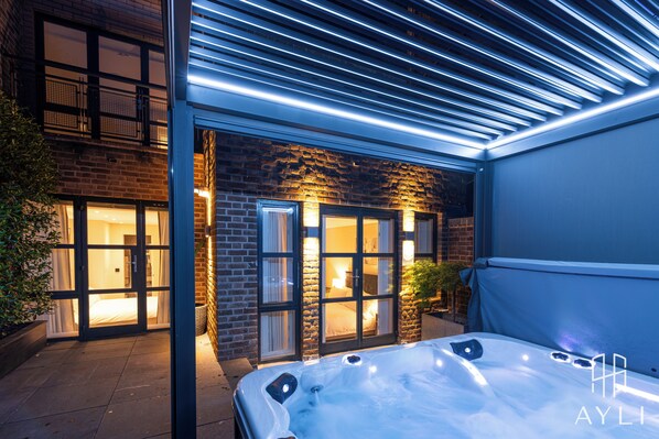 Suite 3A - Two Bedroom Apartment with Hot Tub | テラス / パティオ