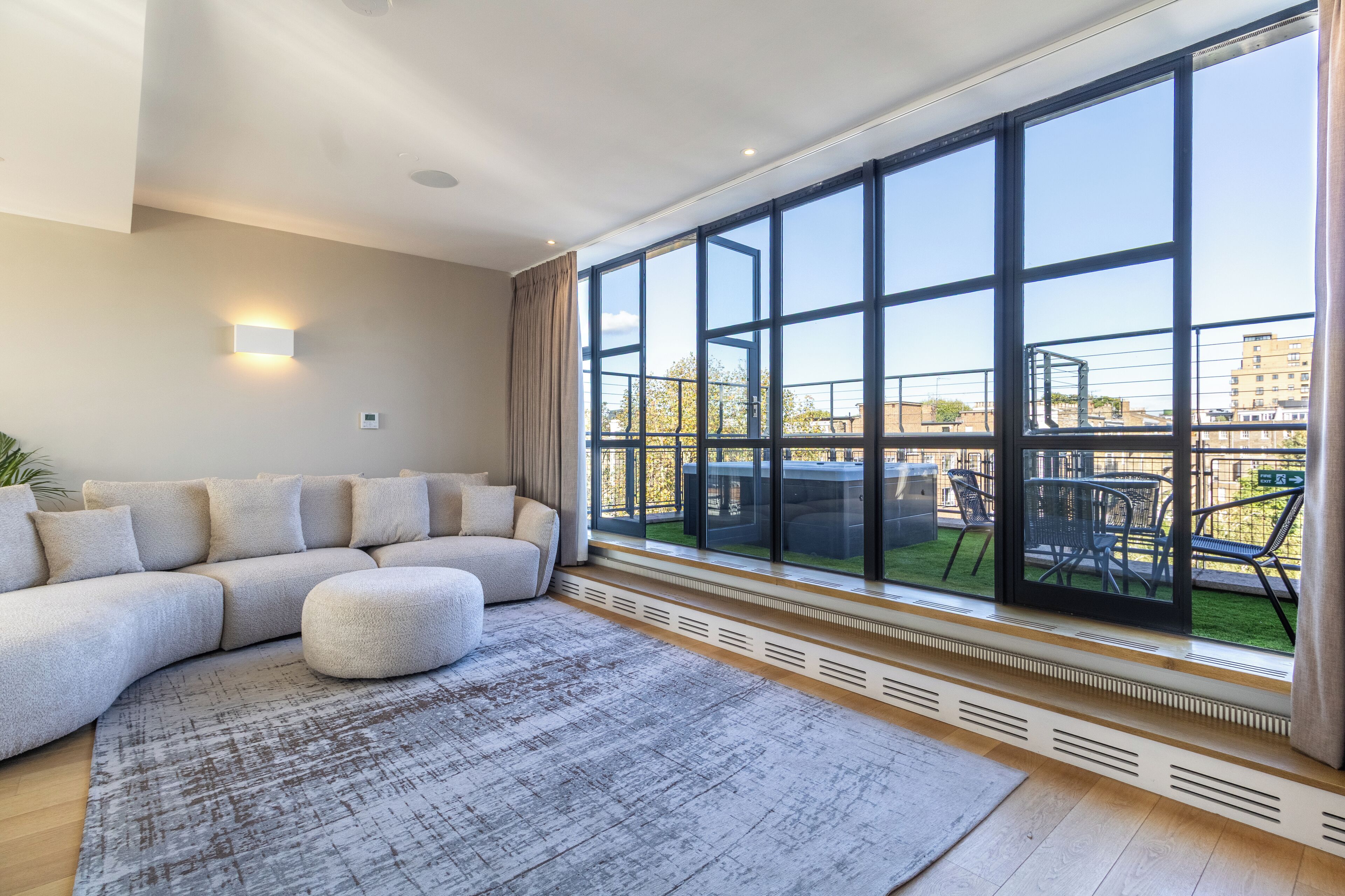 Suite 14 - Four Bedroom Penthouse with Hot Tub | 거실 공간 | 스마트 TV