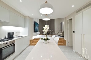 Suite 3A - Two Bedroom Apartment with Hot Tub | Einkaeldhús | Espressókaffivél, kaffivél/teketill, rafmagnsketill