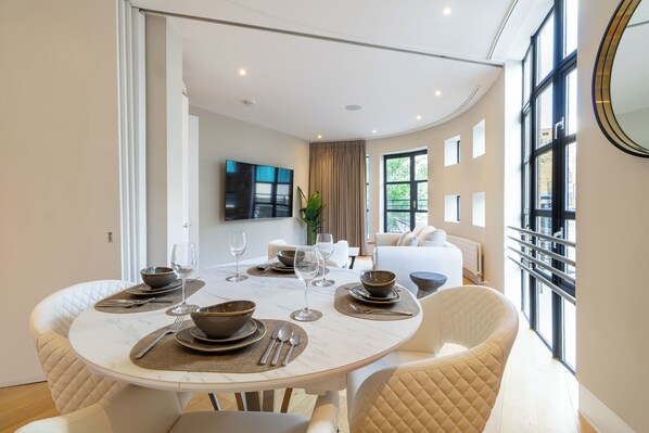 Suite 7 - Two Bedroom Apartment with Balcony | Opções para refeição no quarto