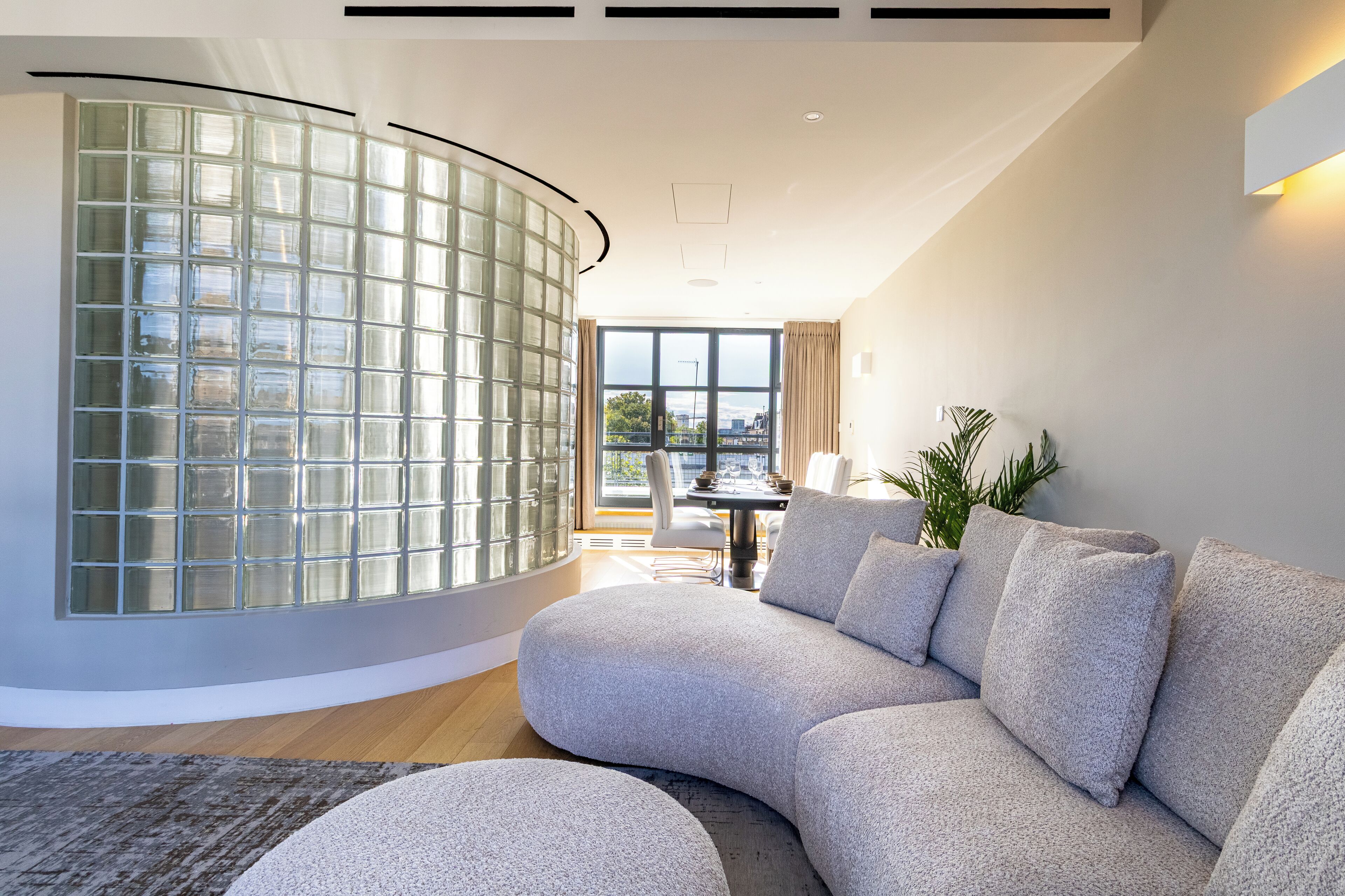 Suite 14 - Four Bedroom Penthouse with Hot Tub | Oppholdsområde | Smart-TV