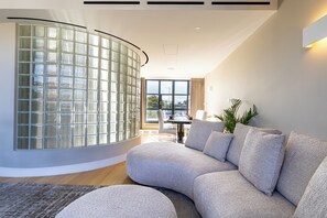 Suite 14 - Four Bedroom Penthouse with Hot Tub | Coin séjour | TV connectée