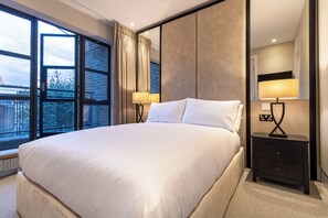 Suite 9 - Two Bedroom Apartment with Balcony | Rúmföt úr egypskri bómull, rúmföt af bestu gerð, dúnsængur