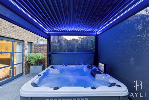 Suite 3A - Two Bedroom Apartment with Hot Tub | Verönd/útipallur