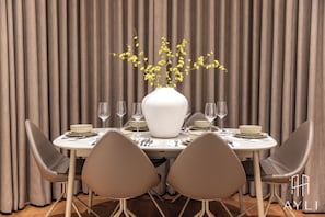 Suite 3A - Two Bedroom Apartment with Hot Tub | In-room dining - AYLI (London)