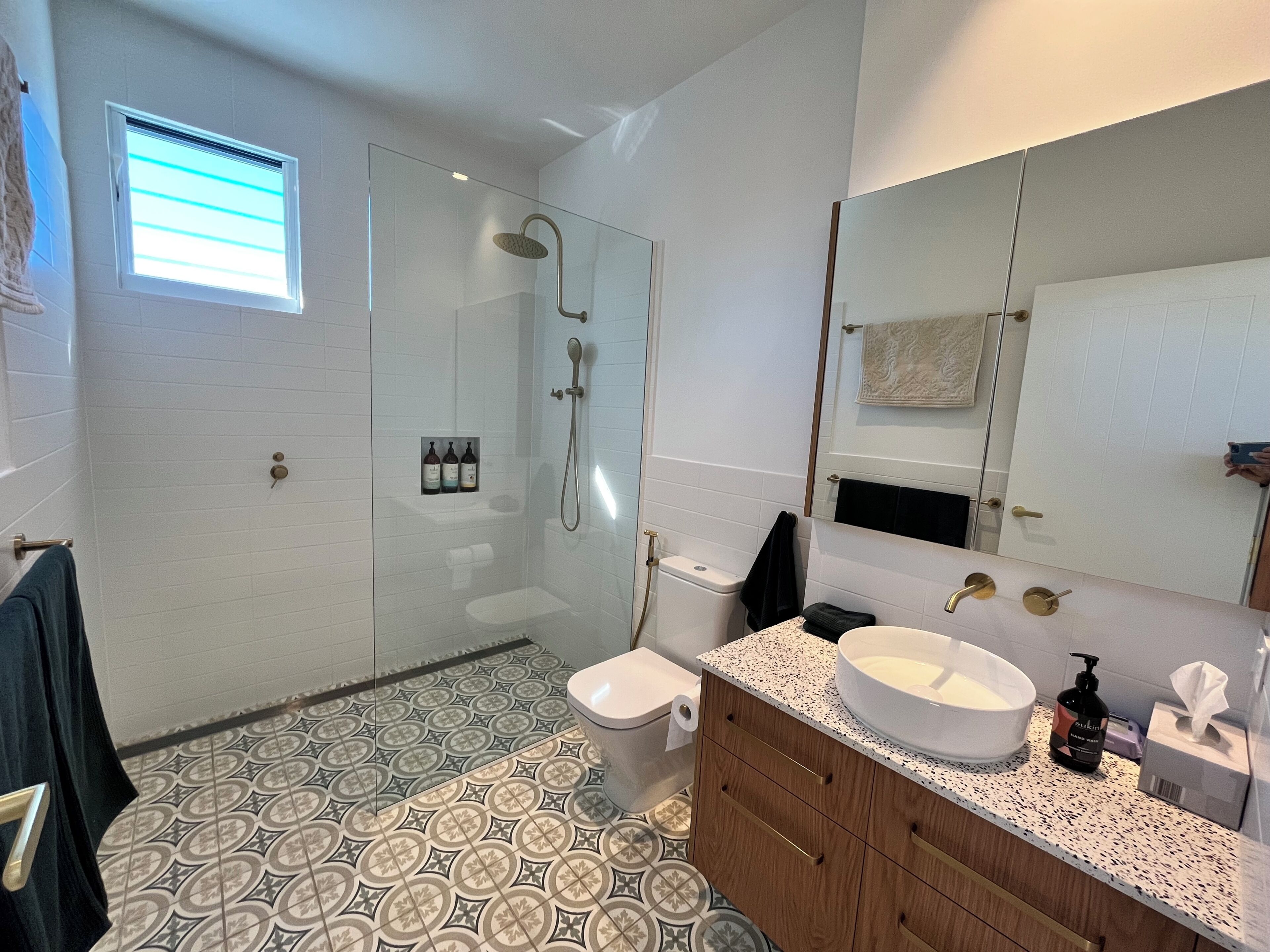 Shower, hair dryer, bidet, towels