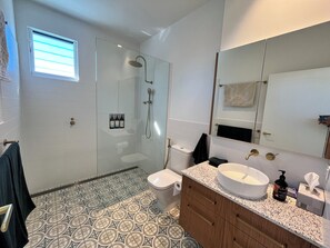 Shower, hair dryer, bidet, towels
