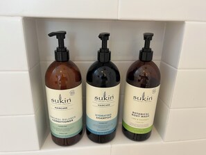 Een douche, een haardroger, een bidet, handdoeken