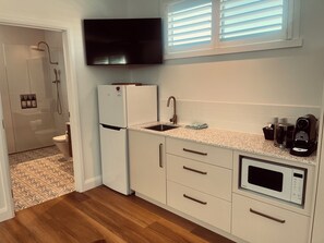 Fridge, microwave, coffee/tea maker, electric kettle - Spacious Byron Central Studio Apartment w/ Private Balcony  (Byron Bay)