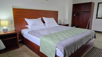 Caja de seguridad en la habitación y escritorio
