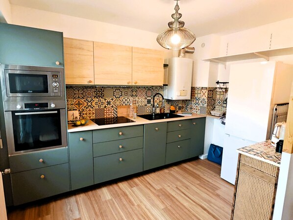 Fridge, microwave, oven, stovetop