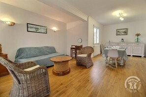 Fernseher, DVD-Player, Bücher, Stereoanlage