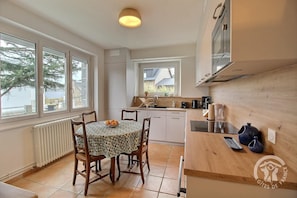 Fridge, microwave, oven, stovetop - Les Pâquerettes - PLENEUF VAL ANDRE (PLENEUF VAL ANDRE)