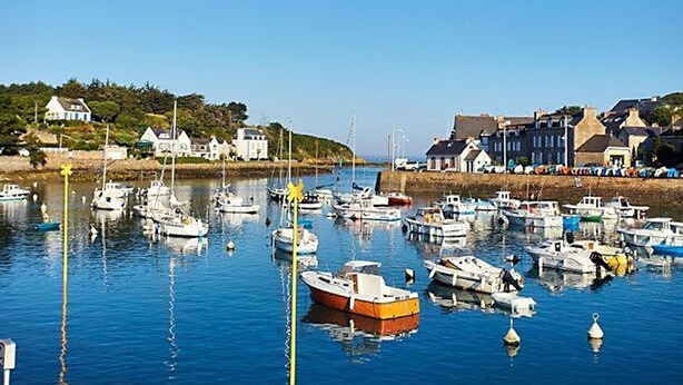 A marina with various boats docked, surrounded by buildings and a hilly landscape. - Les Pâquerettes - PLENEUF VAL ANDRE (PLENEUF VAL ANDRE)