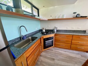 Refrigerador, horno, placa de cocina, cafetera/tetera