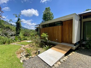 Property grounds - Sinfonía Tropical, ocean view, 5 minutes drive to Playa Linda, 15 to Dominical, wifi Starlink (Savegre de Aguirre)