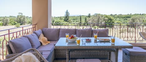 تناول الطعام بالخارج