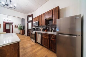 Four Ă micro-ondes, un four, surface de cuisson, lave-vaisselle