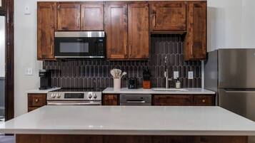 Een magnetron, een oven, een kookplaat, een vaatwasser