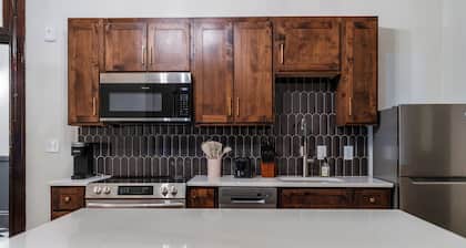 The Plum Suite - Spacious, Luxury 1-bedroom Apartment in Downtown Sedalia